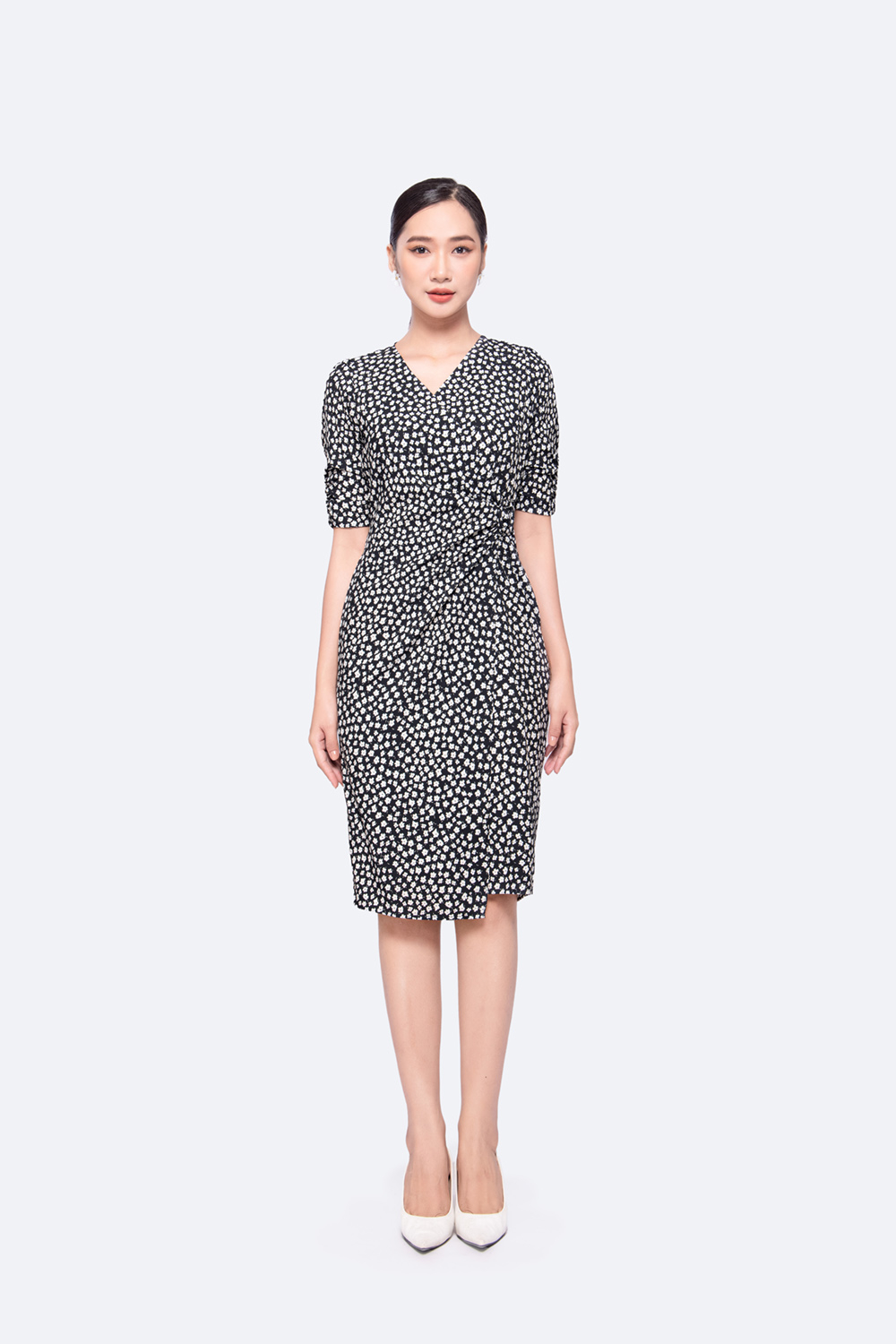 Đầm ôm body xoắn eo họa tiết chấm bi cổ tim