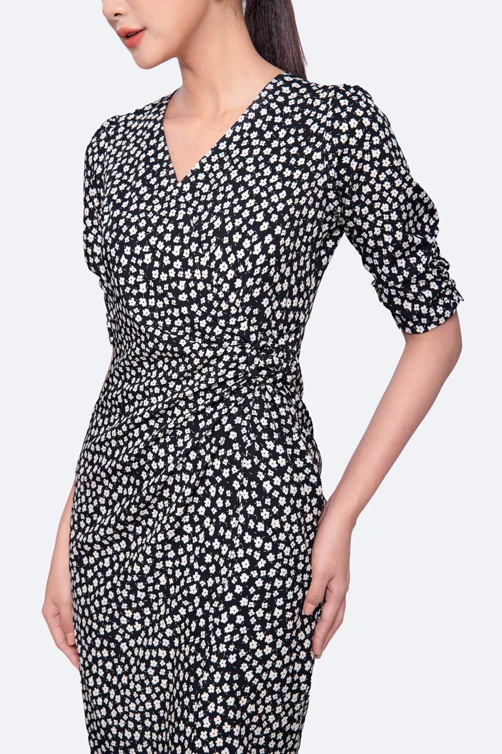 Đầm ôm body xoắn eo họa tiết chấm bi cổ tim