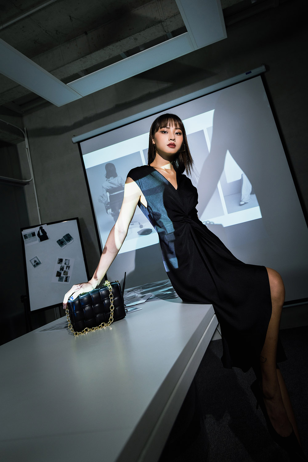 Đầm midi đen dự tiệc cổ v sát nách xoắn eo