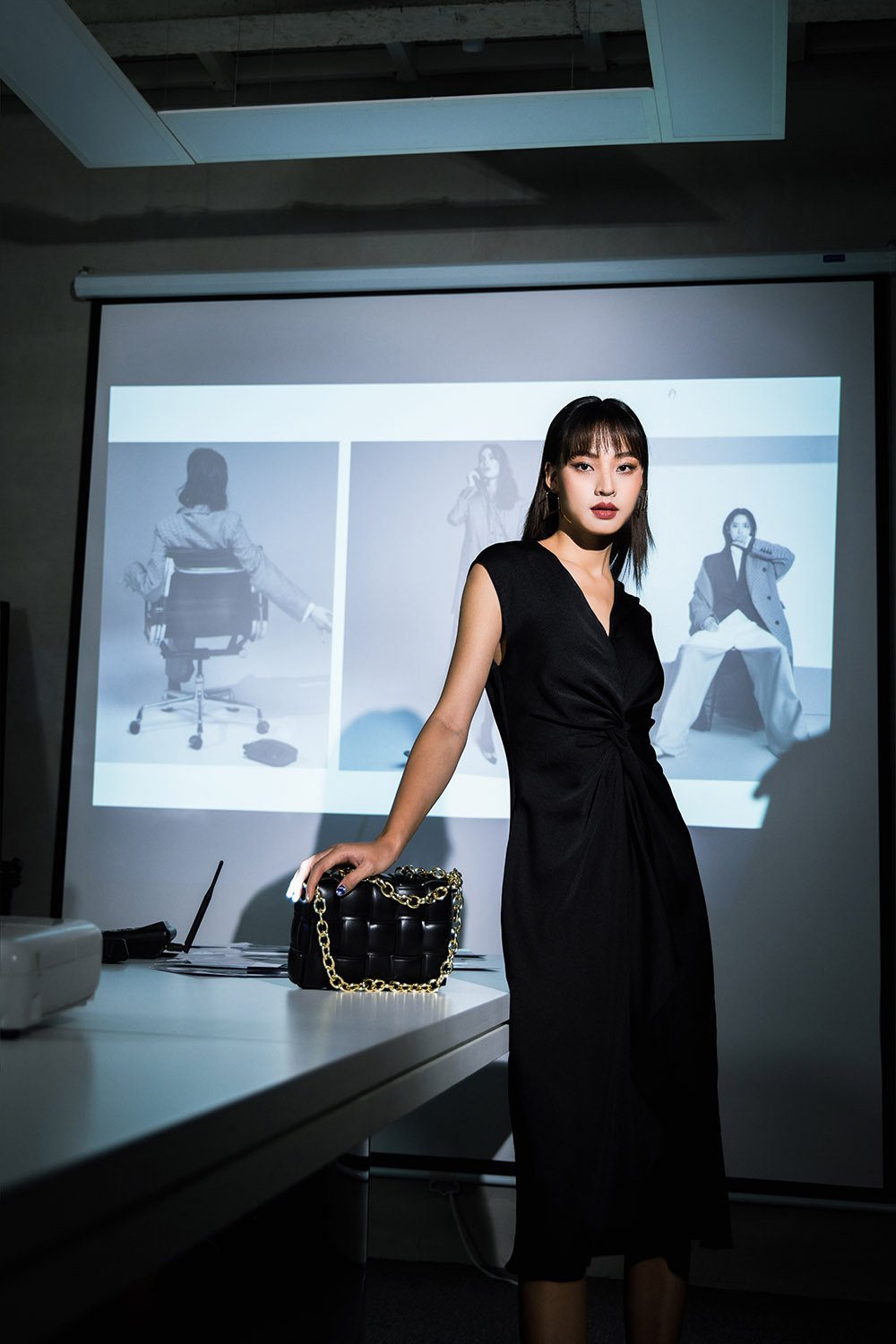 Đầm midi đen dự tiệc cổ v sát nách xoắn eo