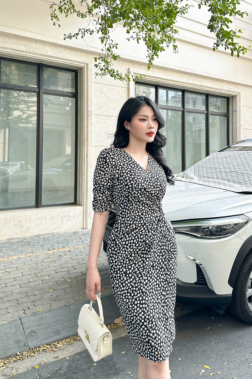 Đầm ôm body xoắn eo họa tiết chấm bi cổ tim