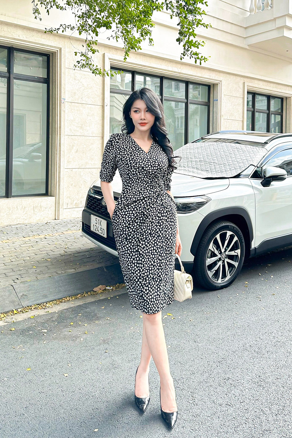 Đầm ôm body xoắn eo họa tiết chấm bi cổ tim