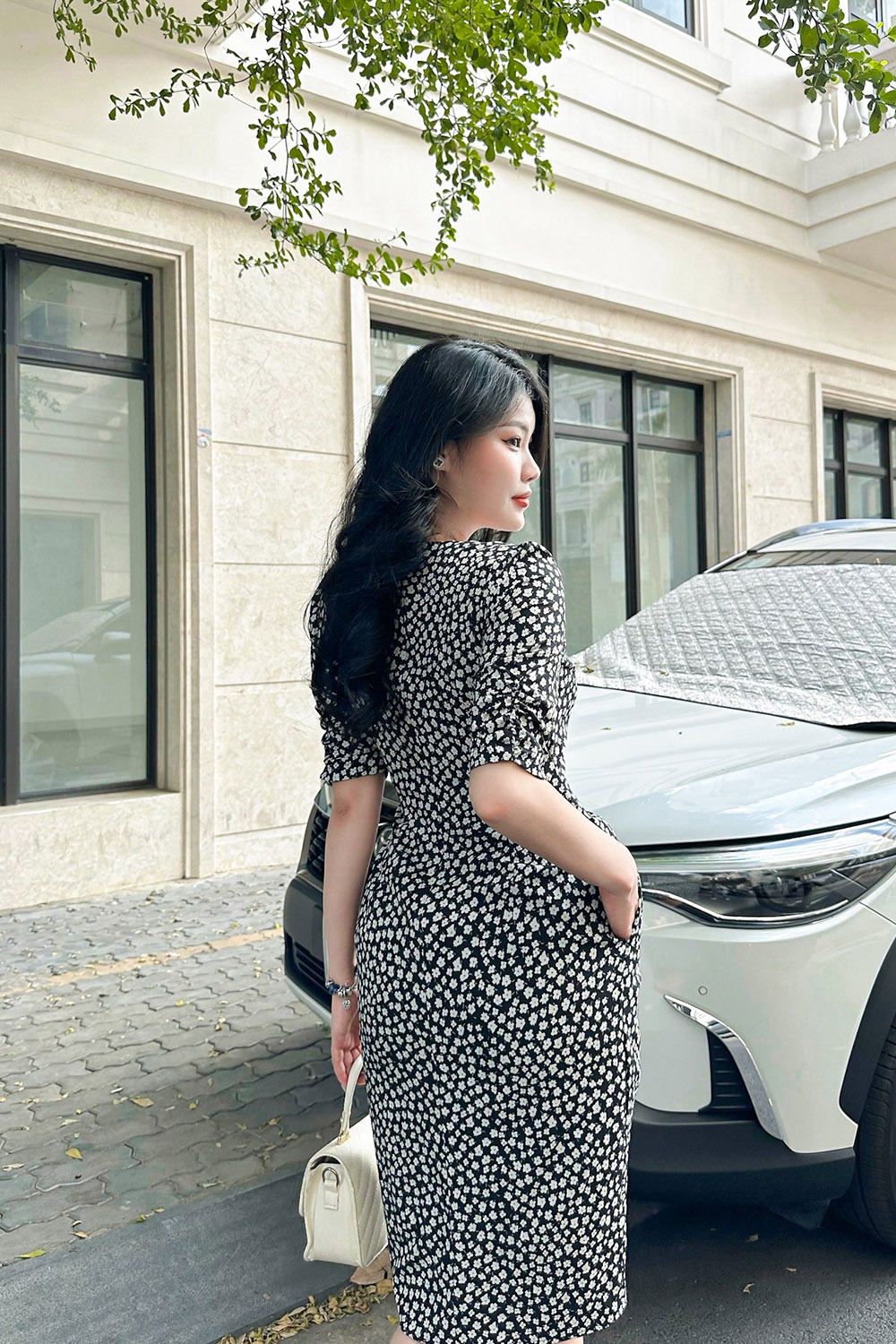 Đầm ôm body xoắn eo họa tiết chấm bi cổ tim