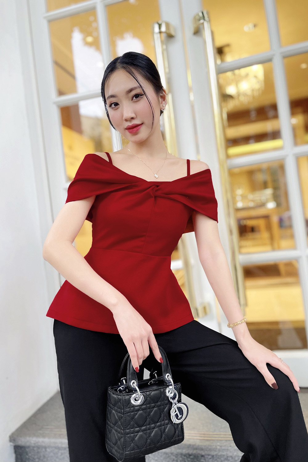 Áo kiểu màu đỏ trễ vai peplum