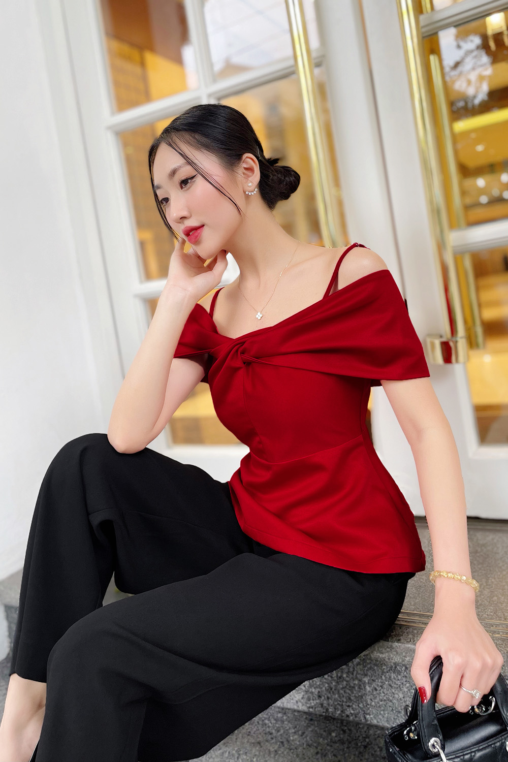 Áo kiểu màu đỏ trễ vai peplum