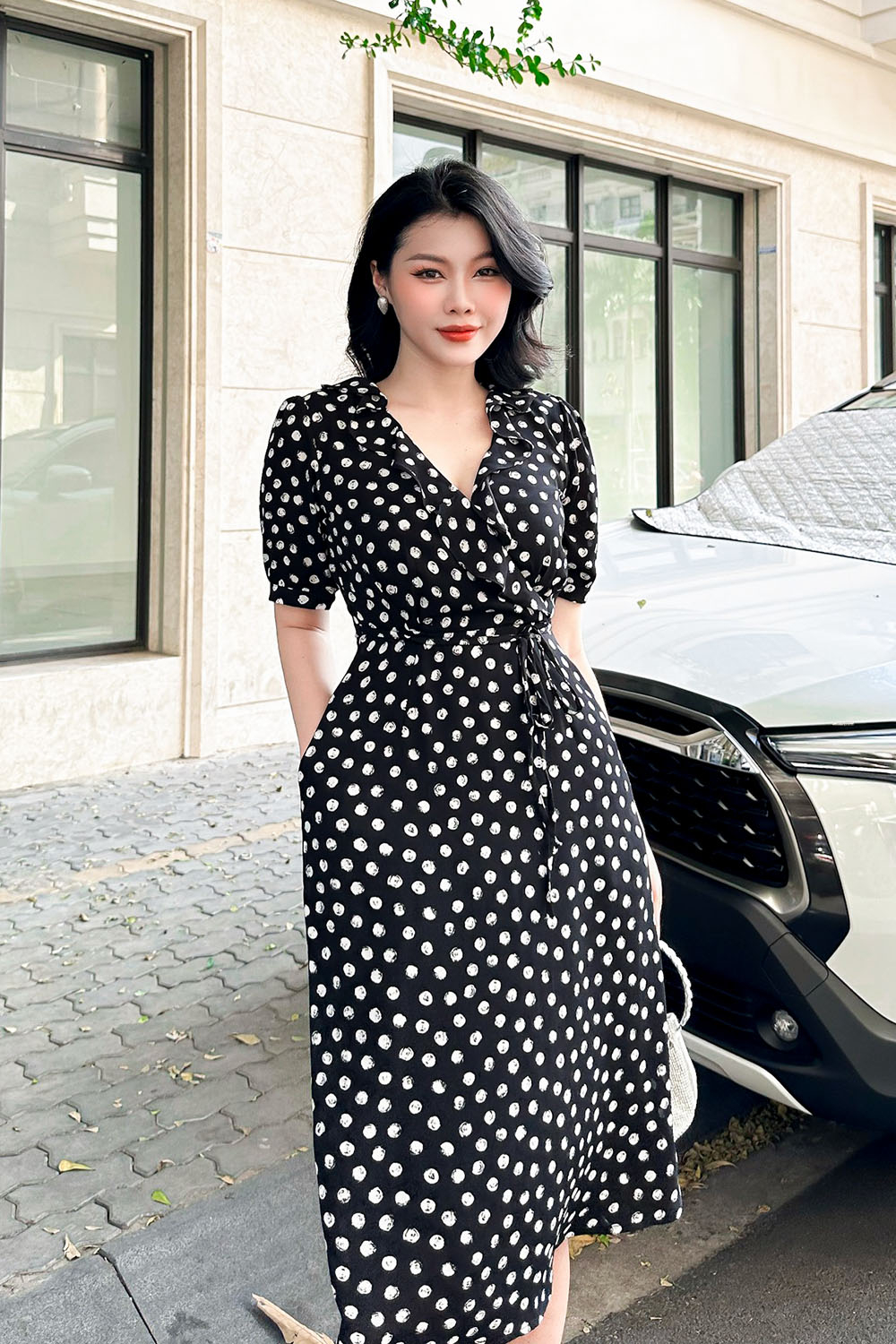 Đầm xòe chấm bi cổ V viền bèo