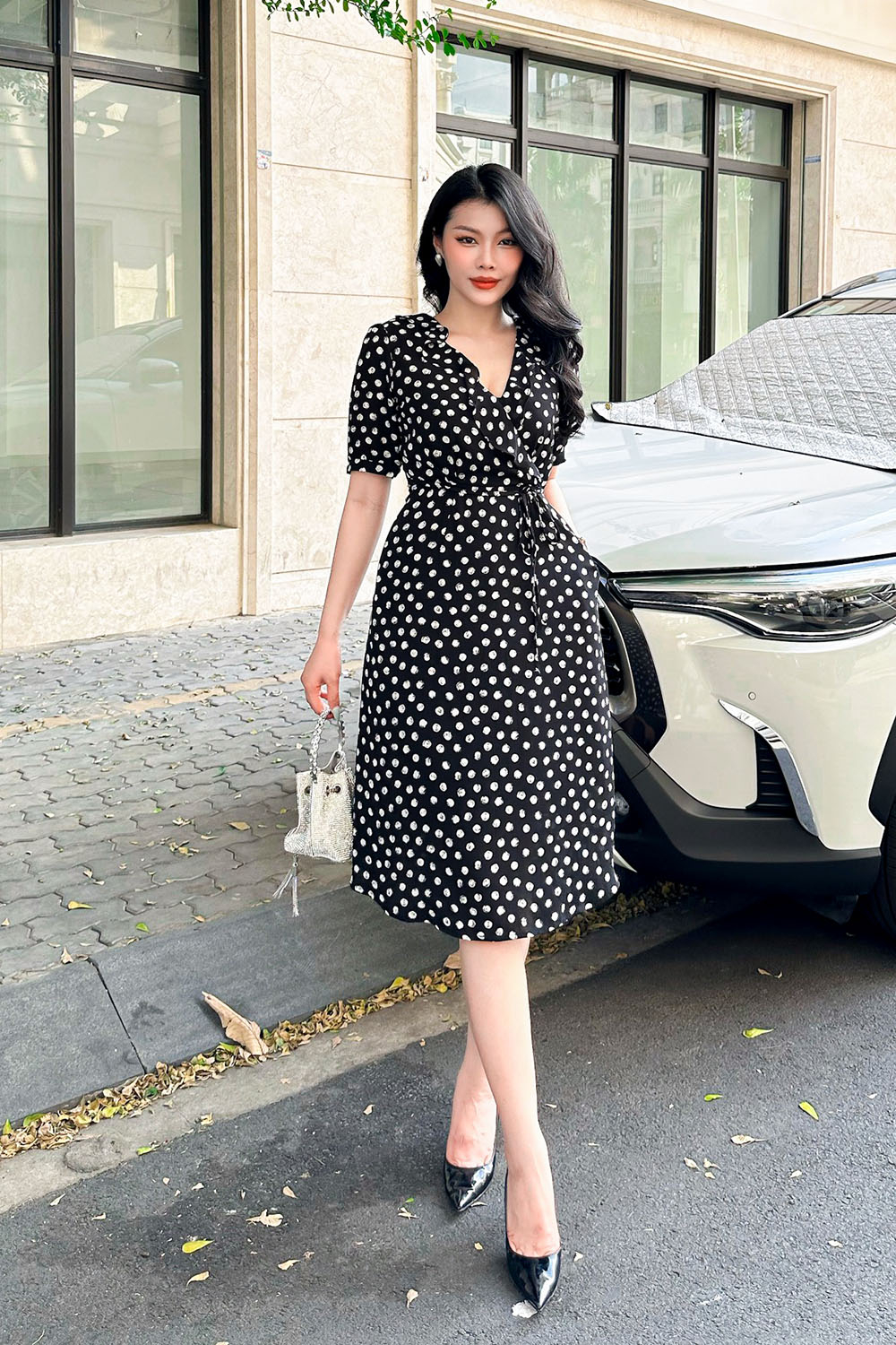 Đầm xòe chấm bi cổ V viền bèo