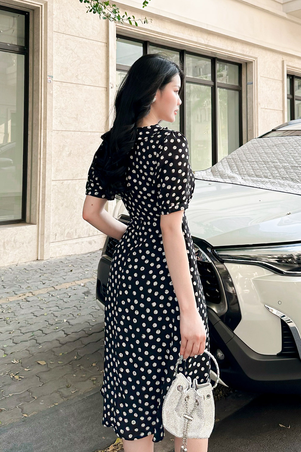 Đầm xòe chấm bi cổ V viền bèo