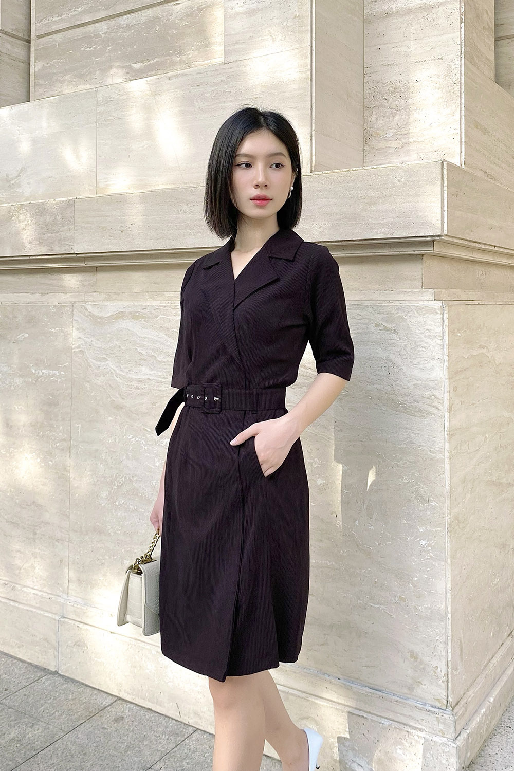 Đầm đen chữ A cổ đan tông phối thắt lưng