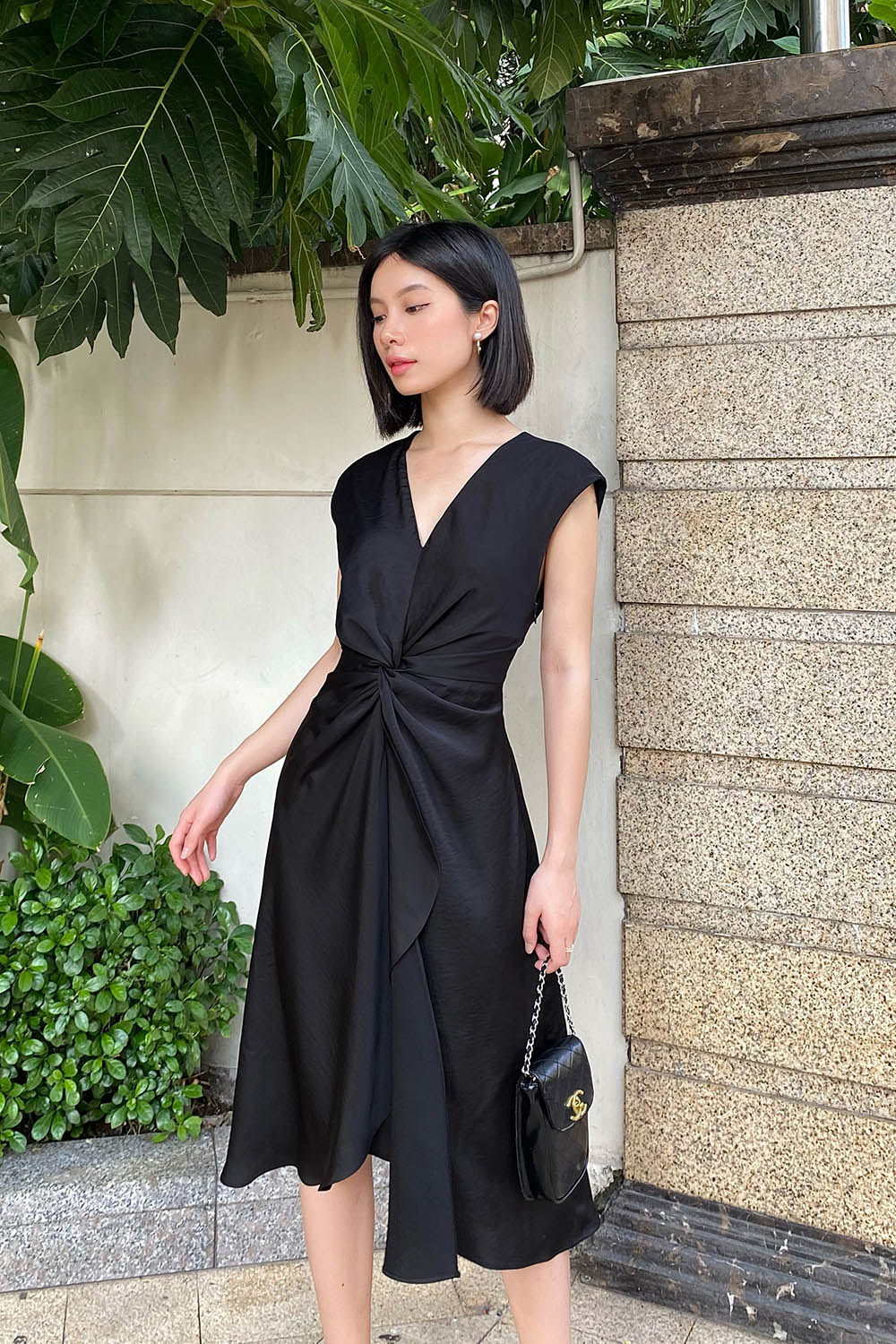 Đầm midi đen dự tiệc cổ v sát nách xoắn eo