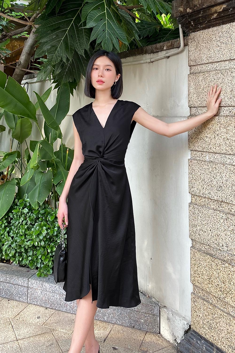 Đầm midi đen dự tiệc cổ v sát nách xoắn eo