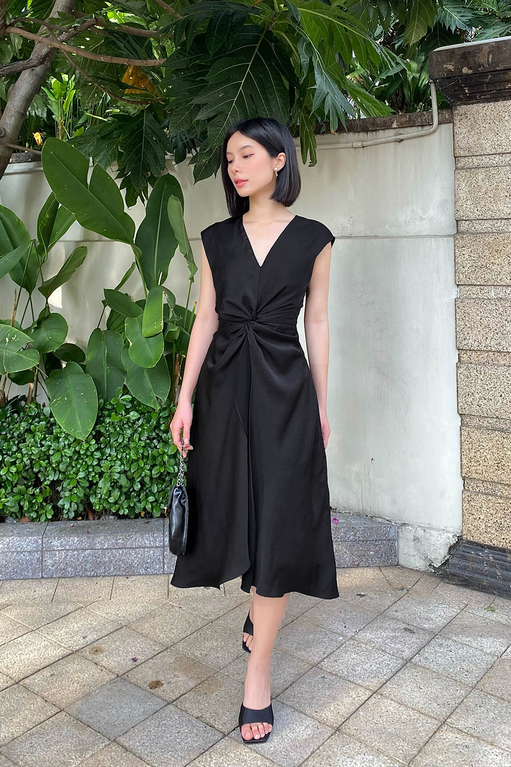 Đầm midi đen dự tiệc cổ v sát nách xoắn eo