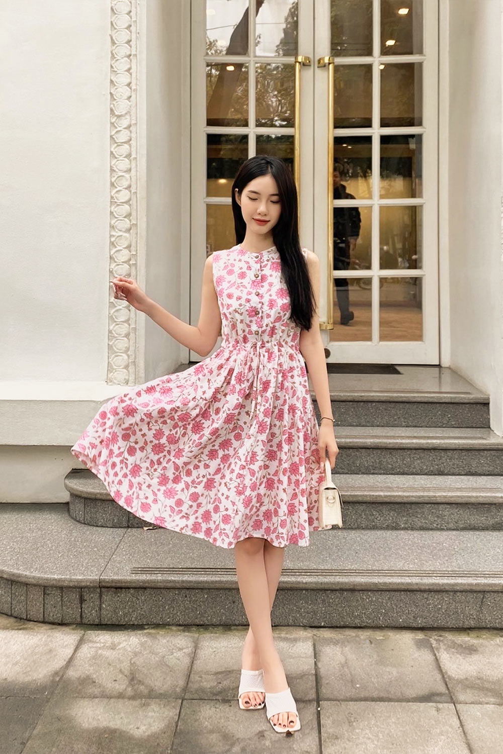 Đầm sát nách dáng xòe họa tiết hoa nhấn eo