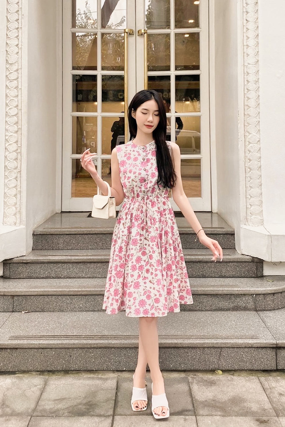 Đầm sát nách dáng xòe họa tiết hoa nhấn eo