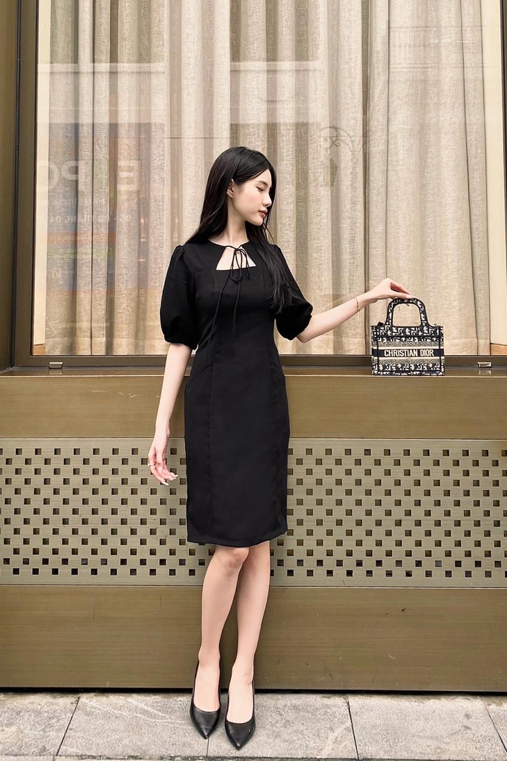Đầm đen công sở cổ cut out tay lửng