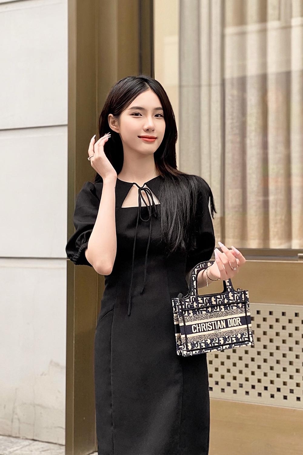 Đầm đen công sở cổ cut out tay lửng