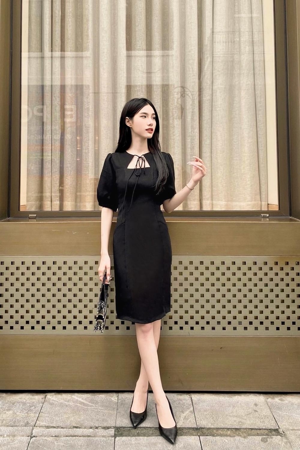 Đầm đen công sở cổ cut out tay lửng