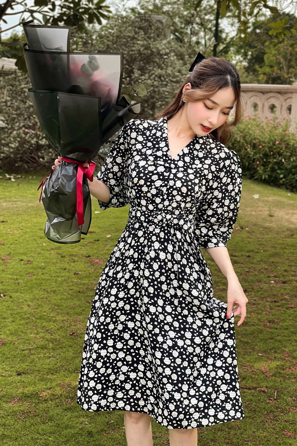 Đầm đen họa tiết tay lỡ dáng chữ a phối đai eo