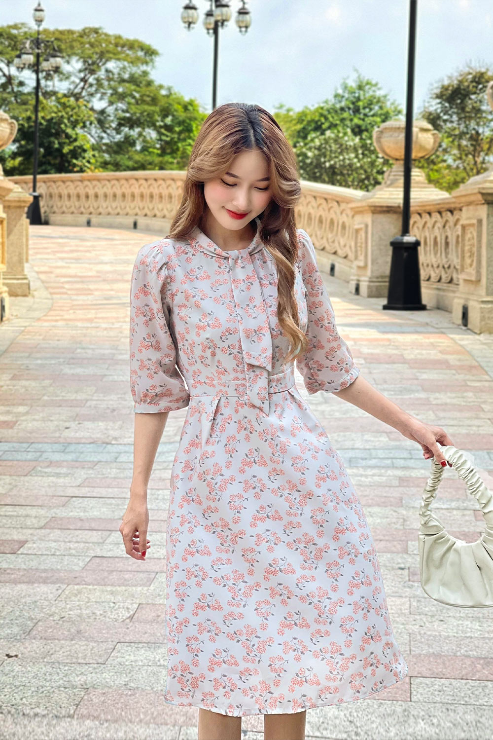 Đầm hoa dáng xòe tay lửng cổ nơ