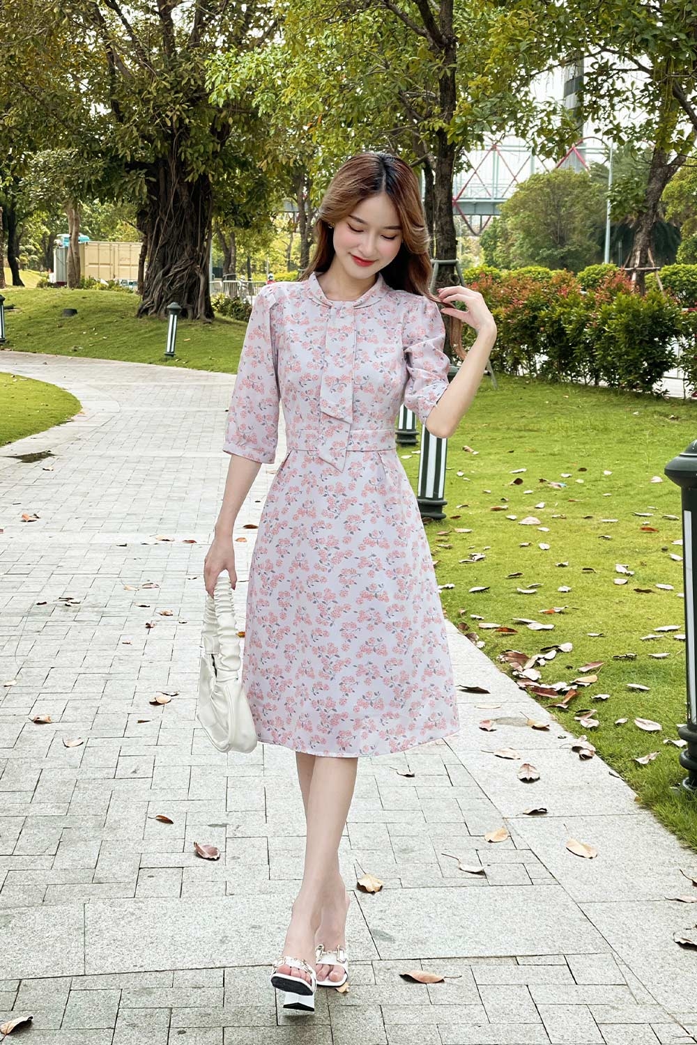 Đầm hoa dáng xòe tay lửng cổ nơ