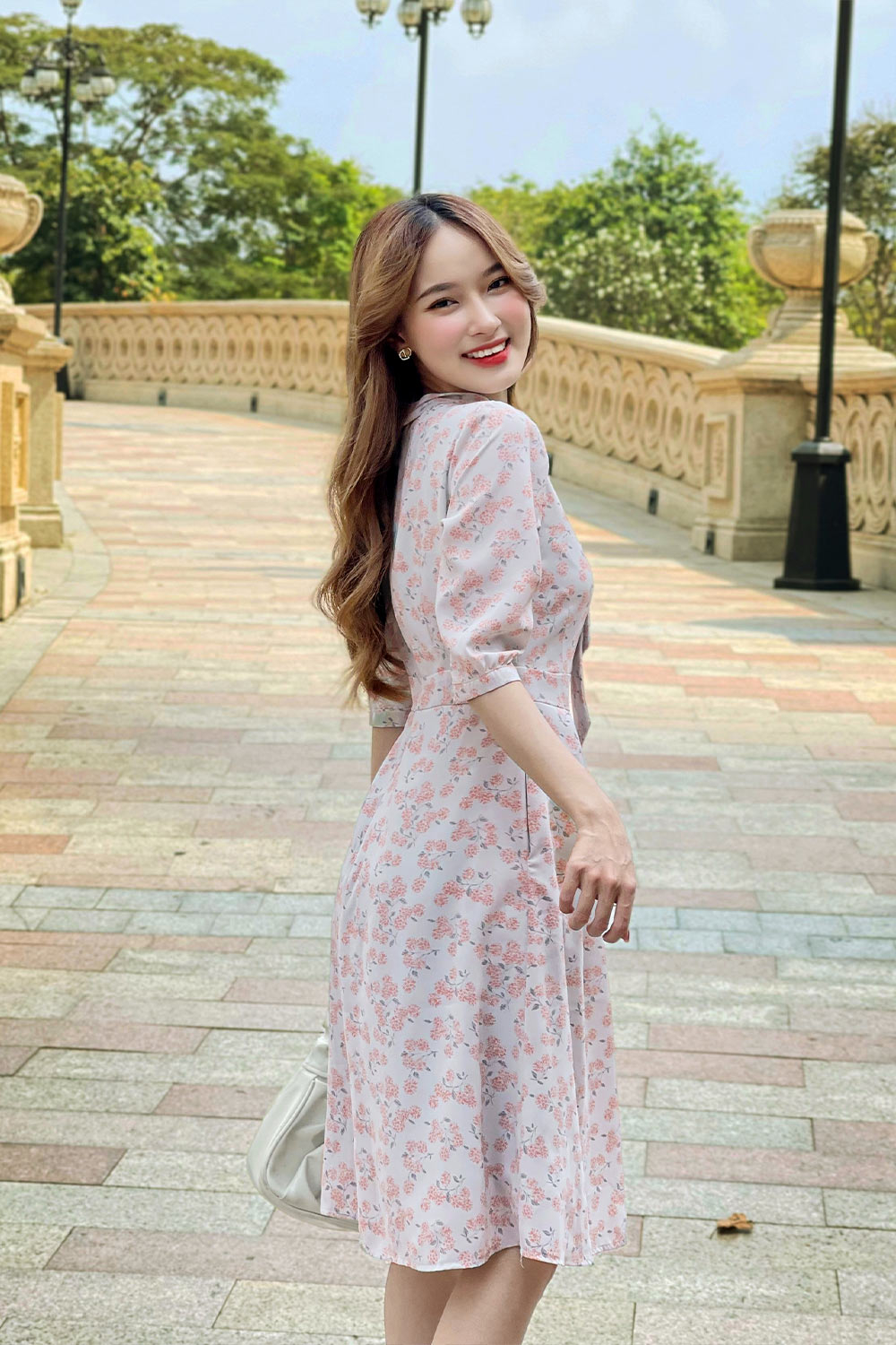 Đầm hoa dáng xòe tay lửng cổ nơ