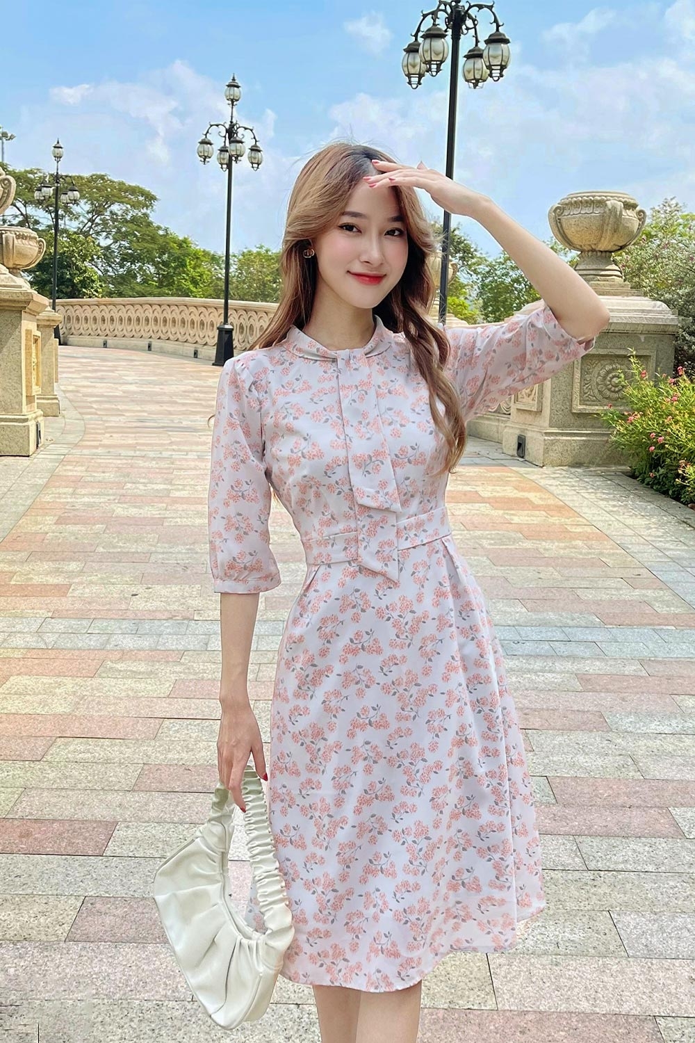 Đầm hoa dáng xòe tay lửng cổ nơ