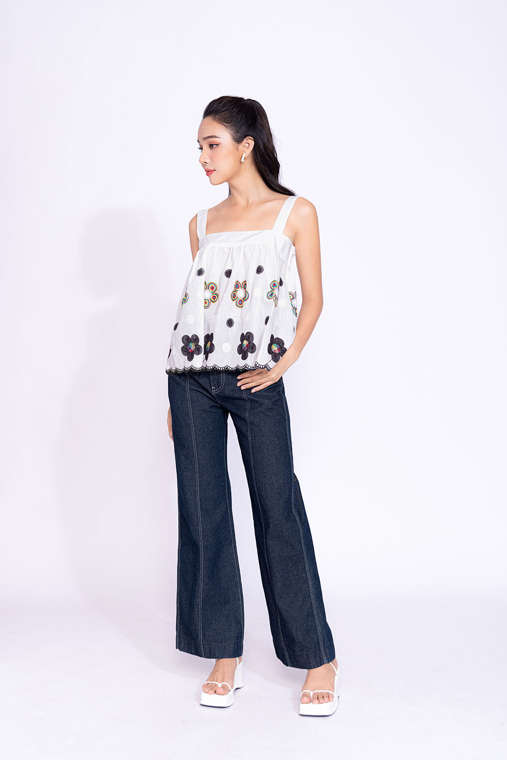 Áo trắng kiểu hai dây họa tiết hoa