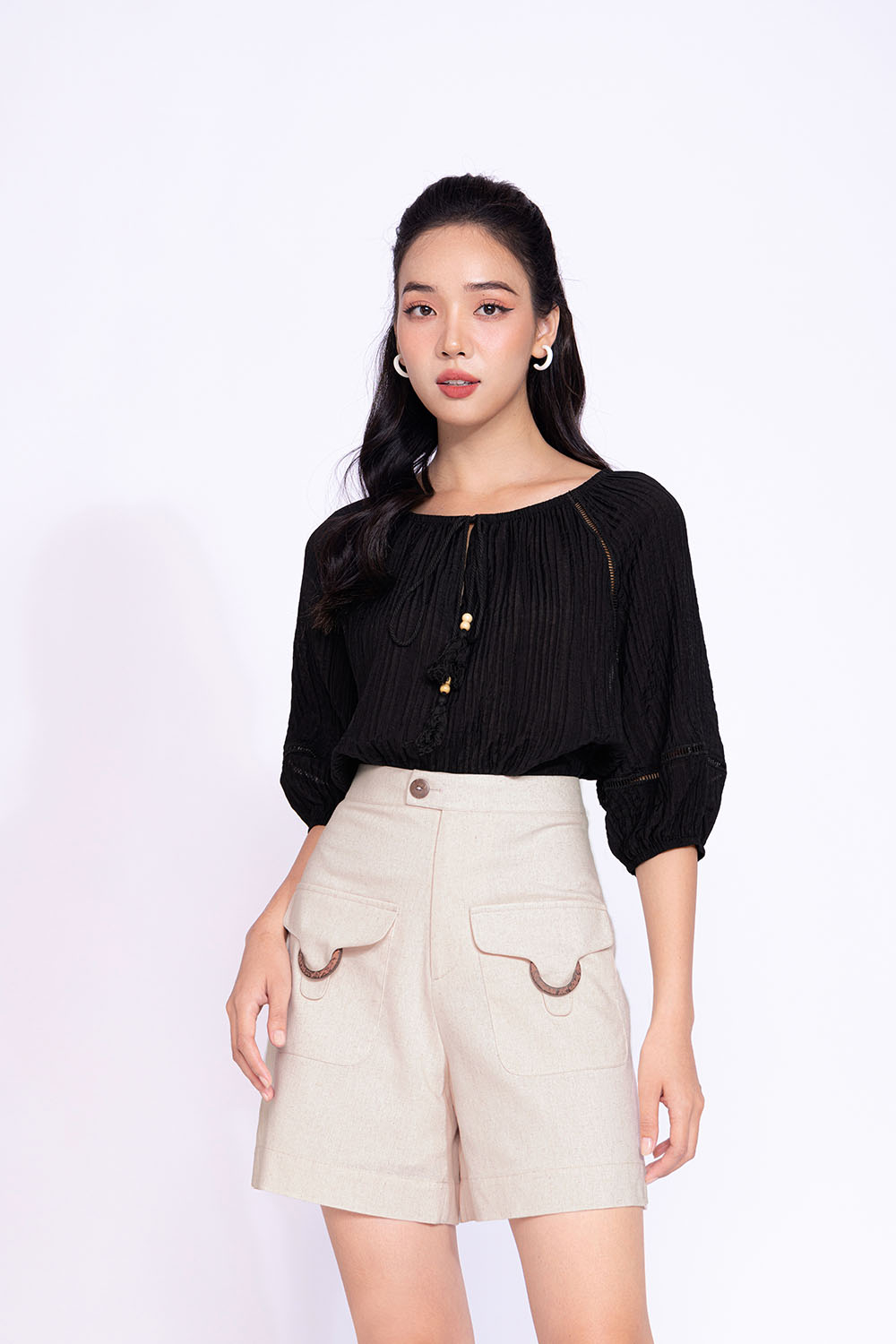 Áo kiểu nữ màu đen cổ phối nơ