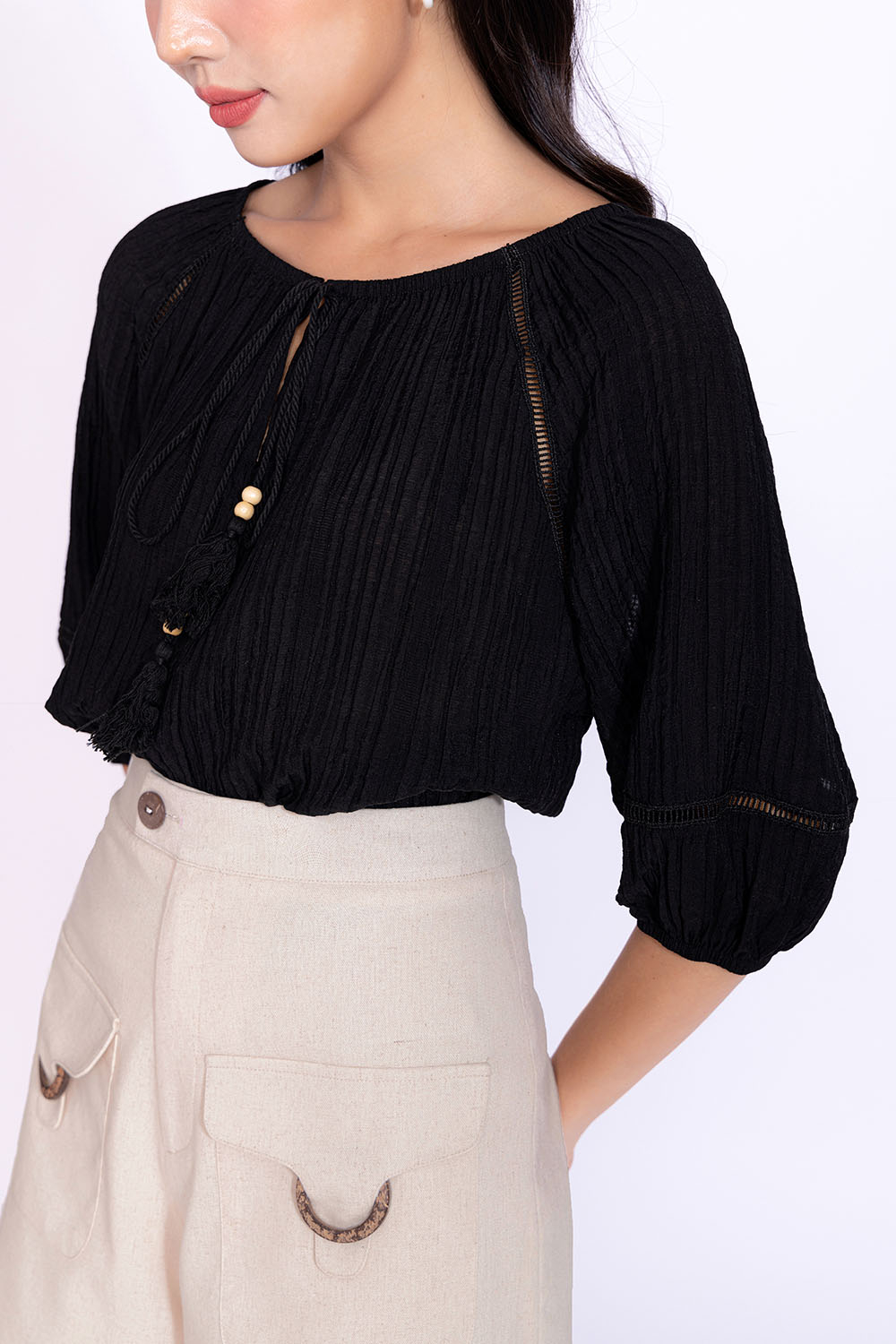 Áo kiểu nữ màu đen cổ phối nơ