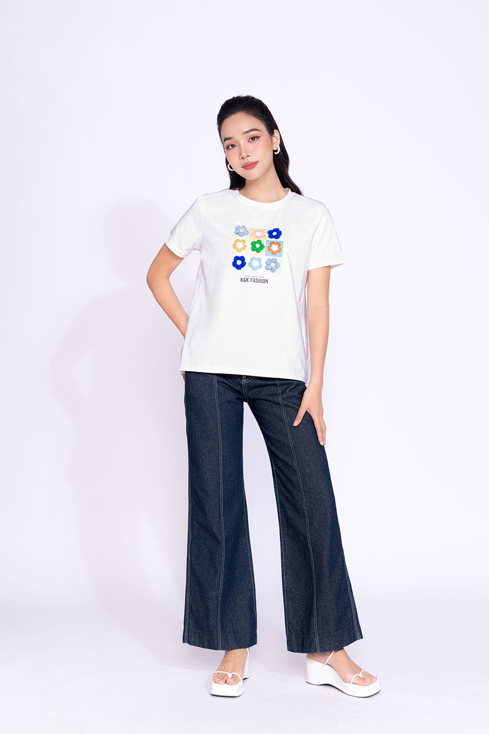 Áo thun cotton nữ màu trắng đính hoa nổi