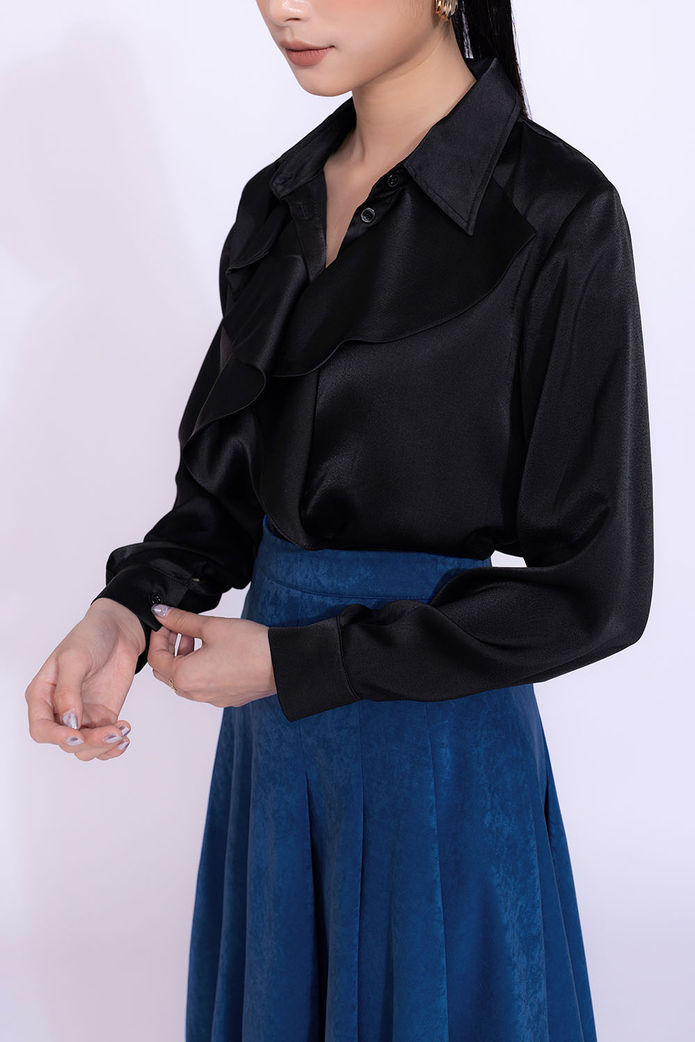 Áo sơ mi công sở màu đen phối bèo