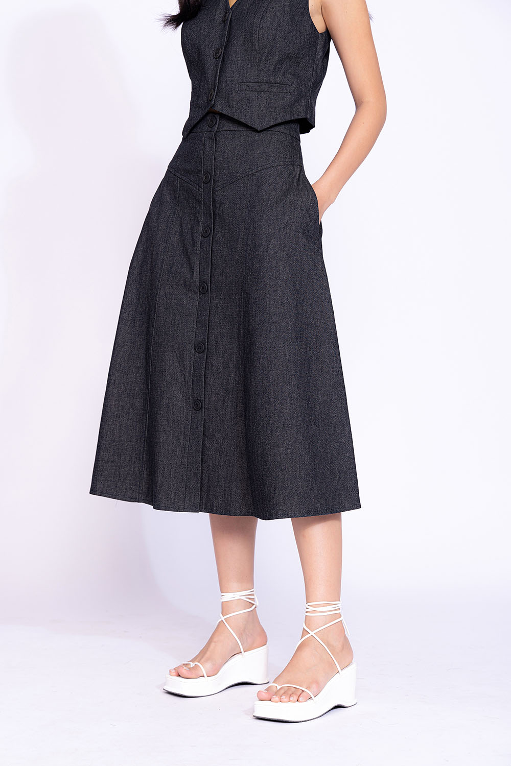 Chân váy denim dáng chữ A phối nút