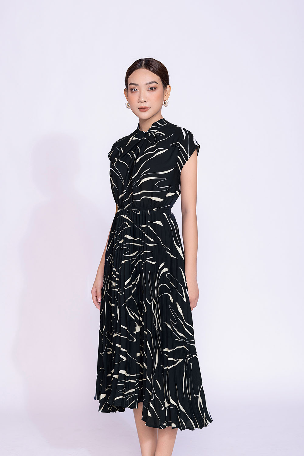 Đầm midi xếp ly tay hến phối nơ