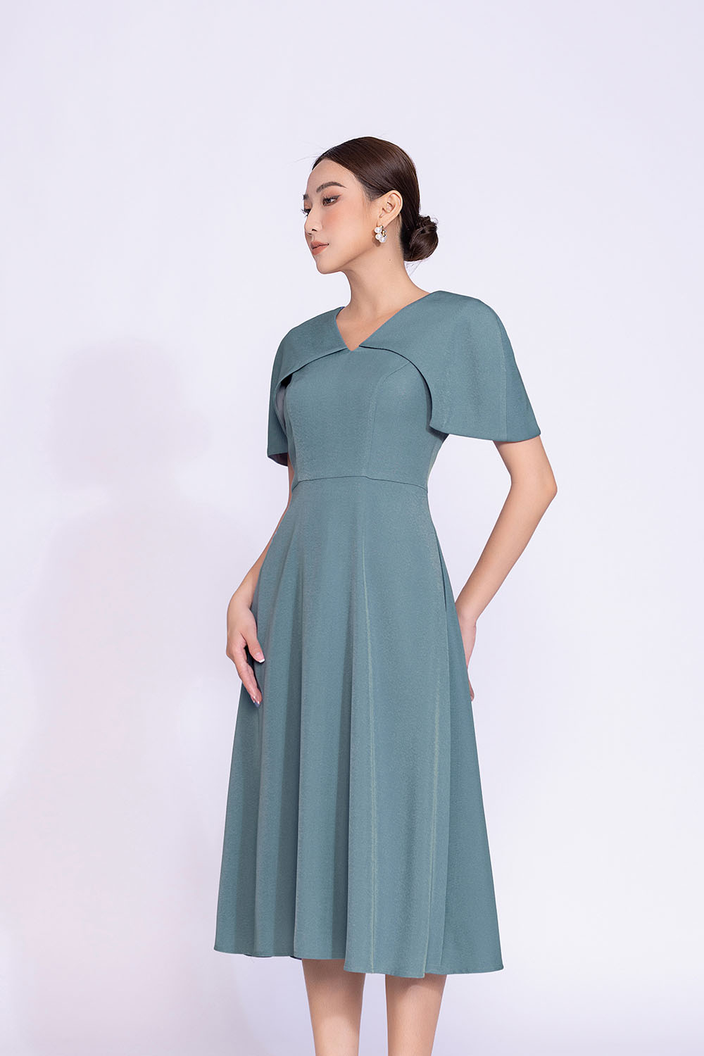 Đầm đơn sắc dáng xòe công sở cổ V