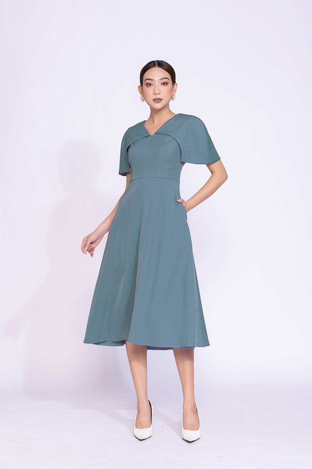 Đầm đơn sắc dáng xòe công sở cổ V