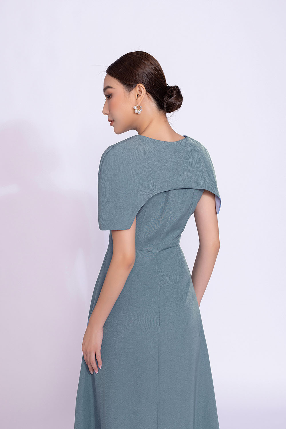 Đầm đơn sắc dáng xòe công sở cổ V