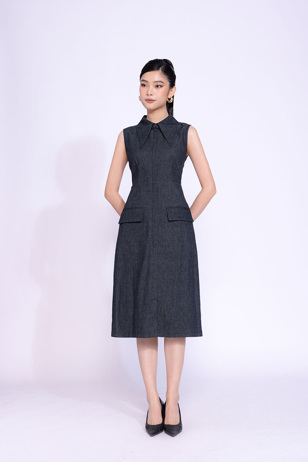 Đầm sơ mi denim sát nách phối túi