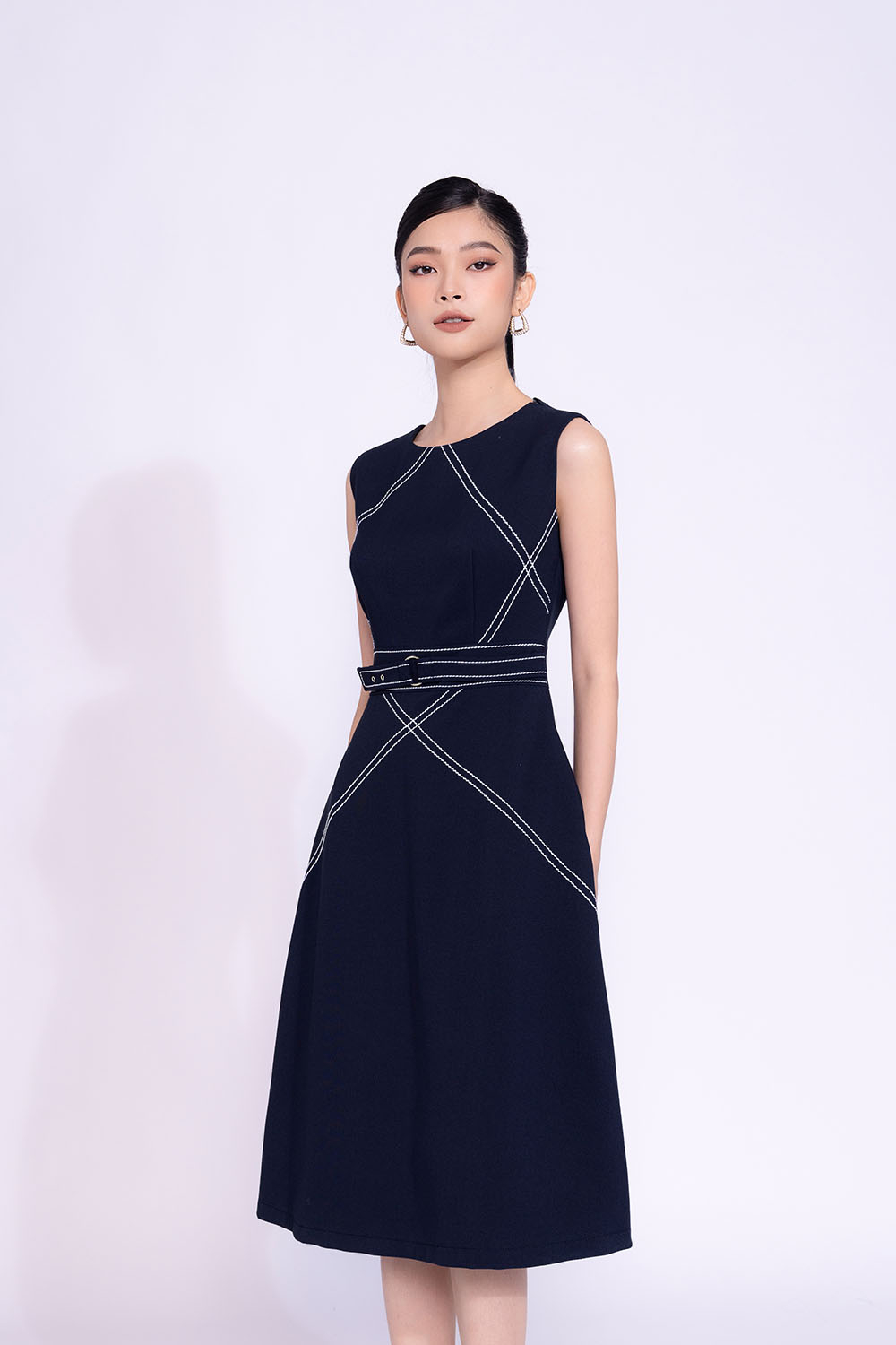 Đầm chữ A sát nách phối chỉ trắng