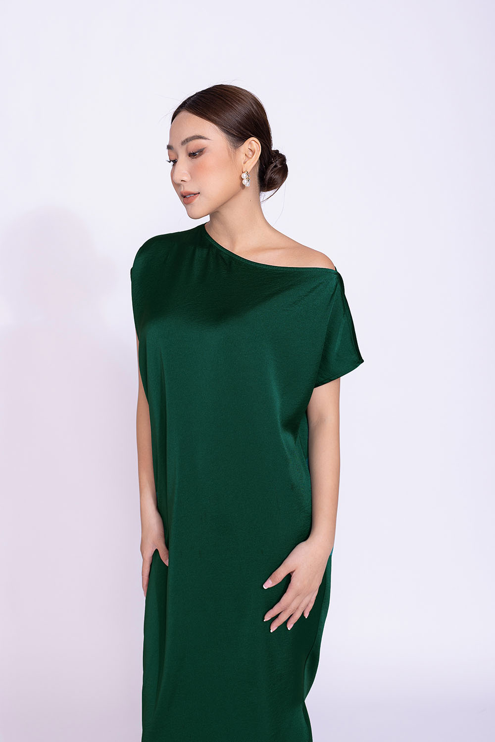 Đầm suông dáng dài cổ lệch