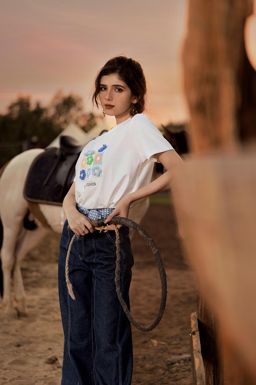 Áo thun cotton nữ màu trắng đính hoa nổi