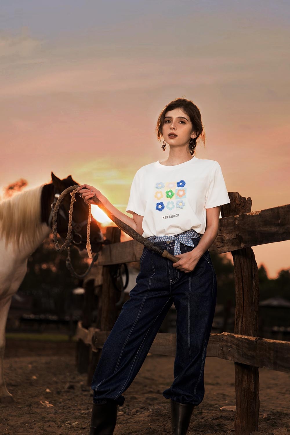 Áo thun cotton nữ màu trắng đính hoa nổi