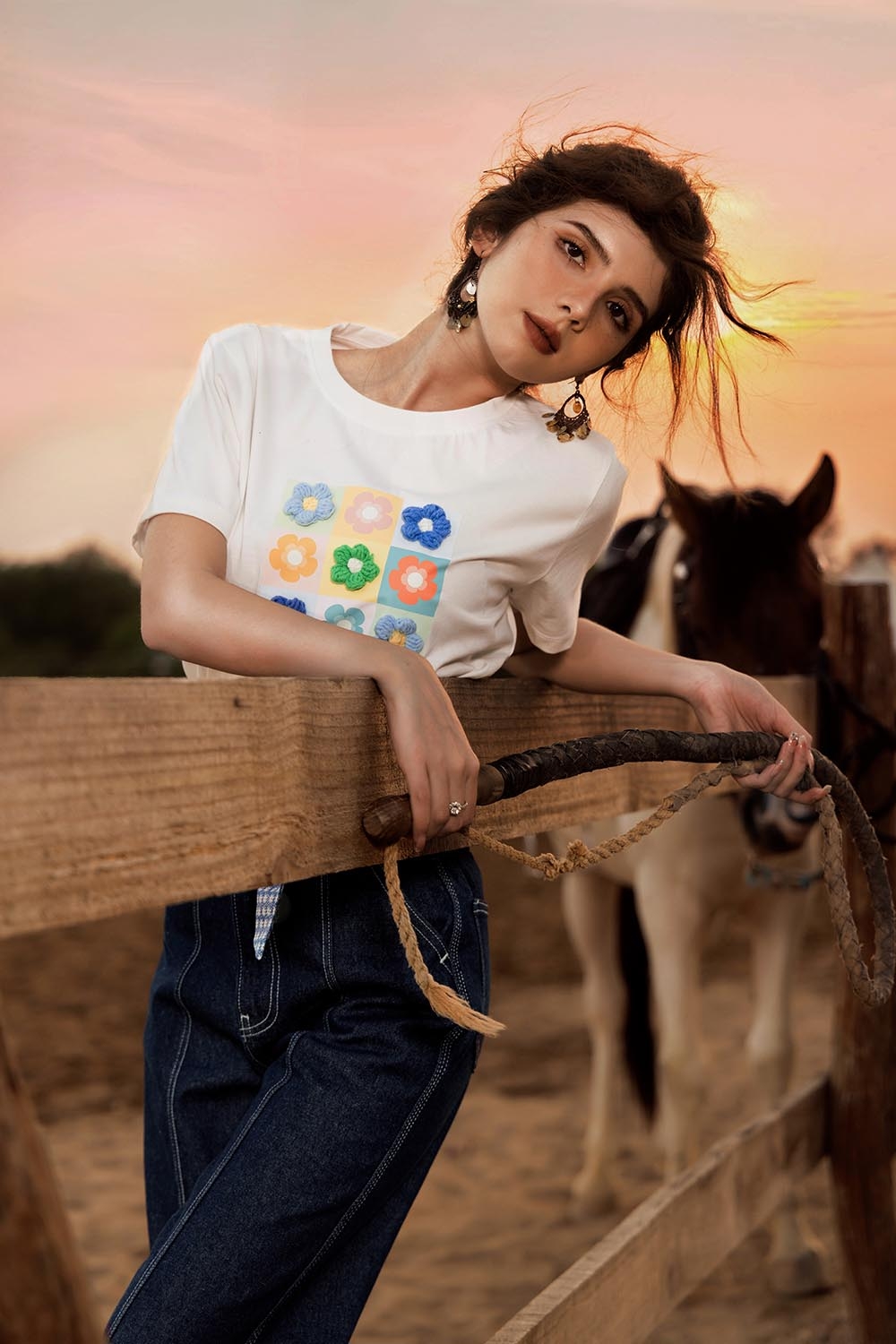 Áo thun cotton nữ màu trắng đính hoa nổi