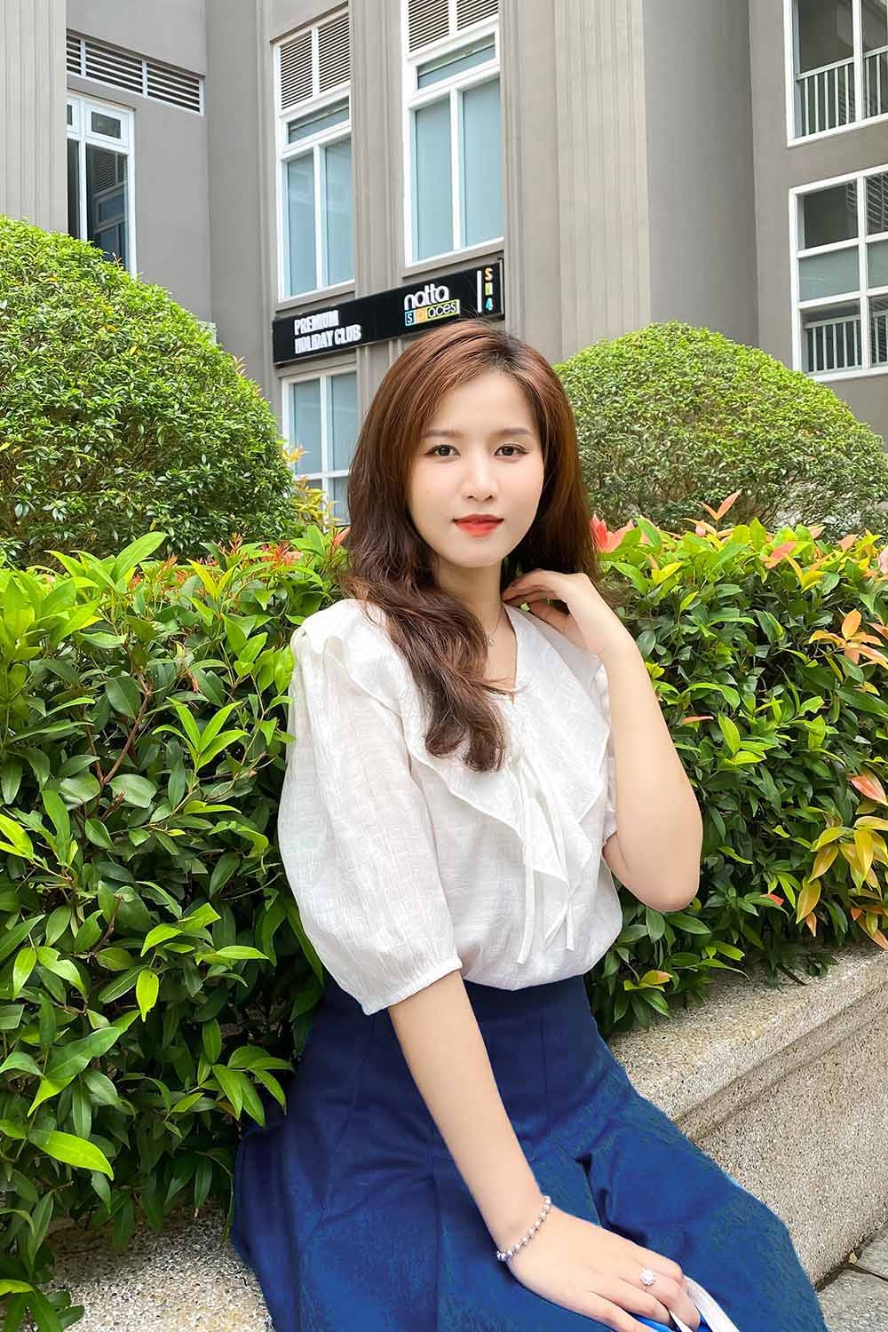 Áo trắng kiểu công sở cổ viền bèo thắt nơ