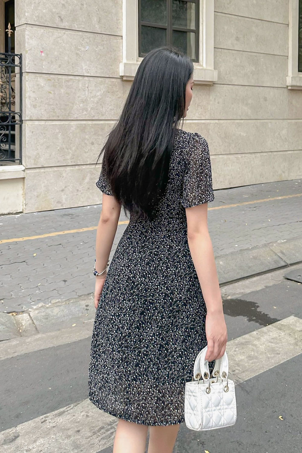 Đầm hoa nhí dáng xòe nhẹ cổ vuông