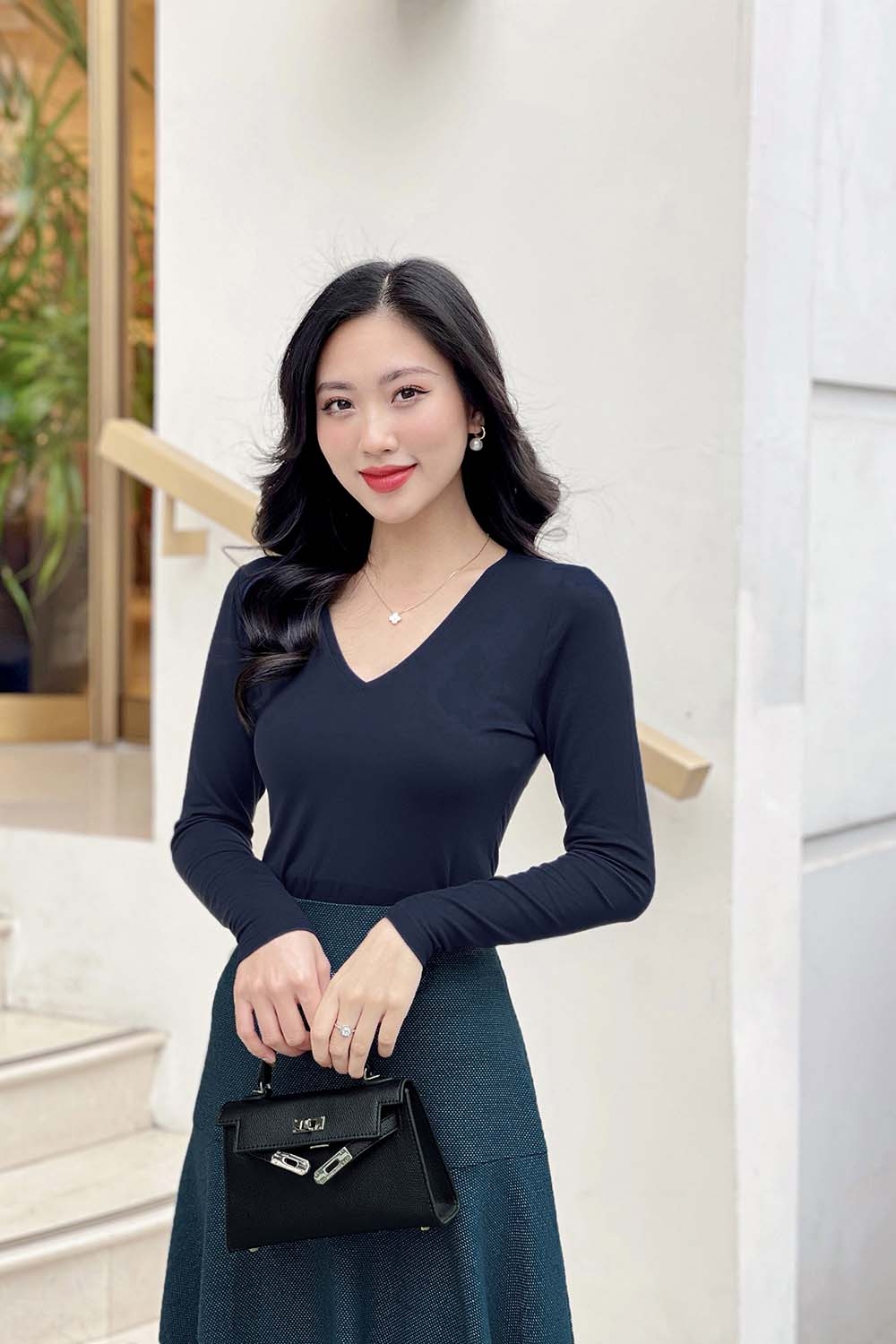 Áo thun ôm màu xanh tay dài cổ V