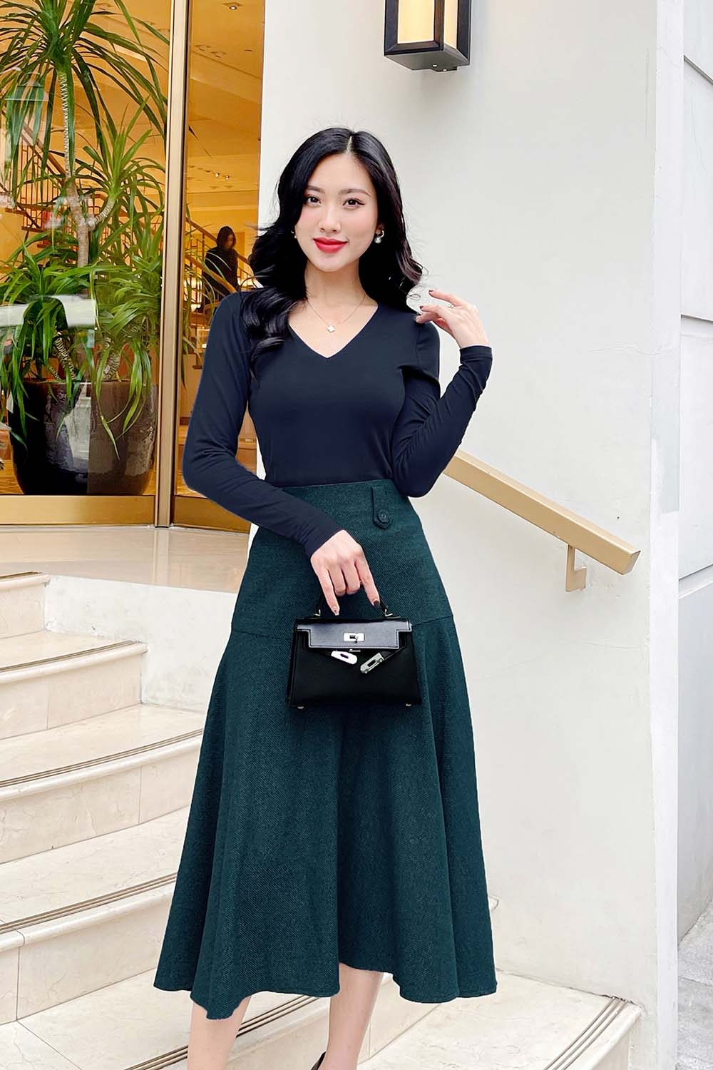 Áo thun ôm màu xanh tay dài cổ V