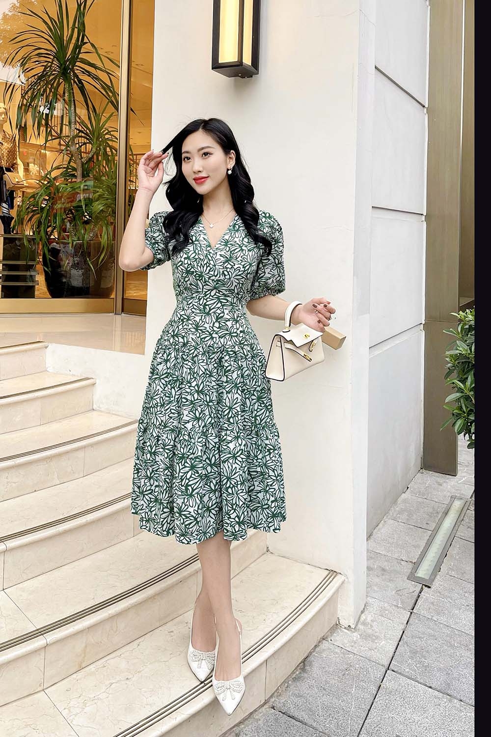 Đầm xòe hạ eo họa tiết hoa cổ V