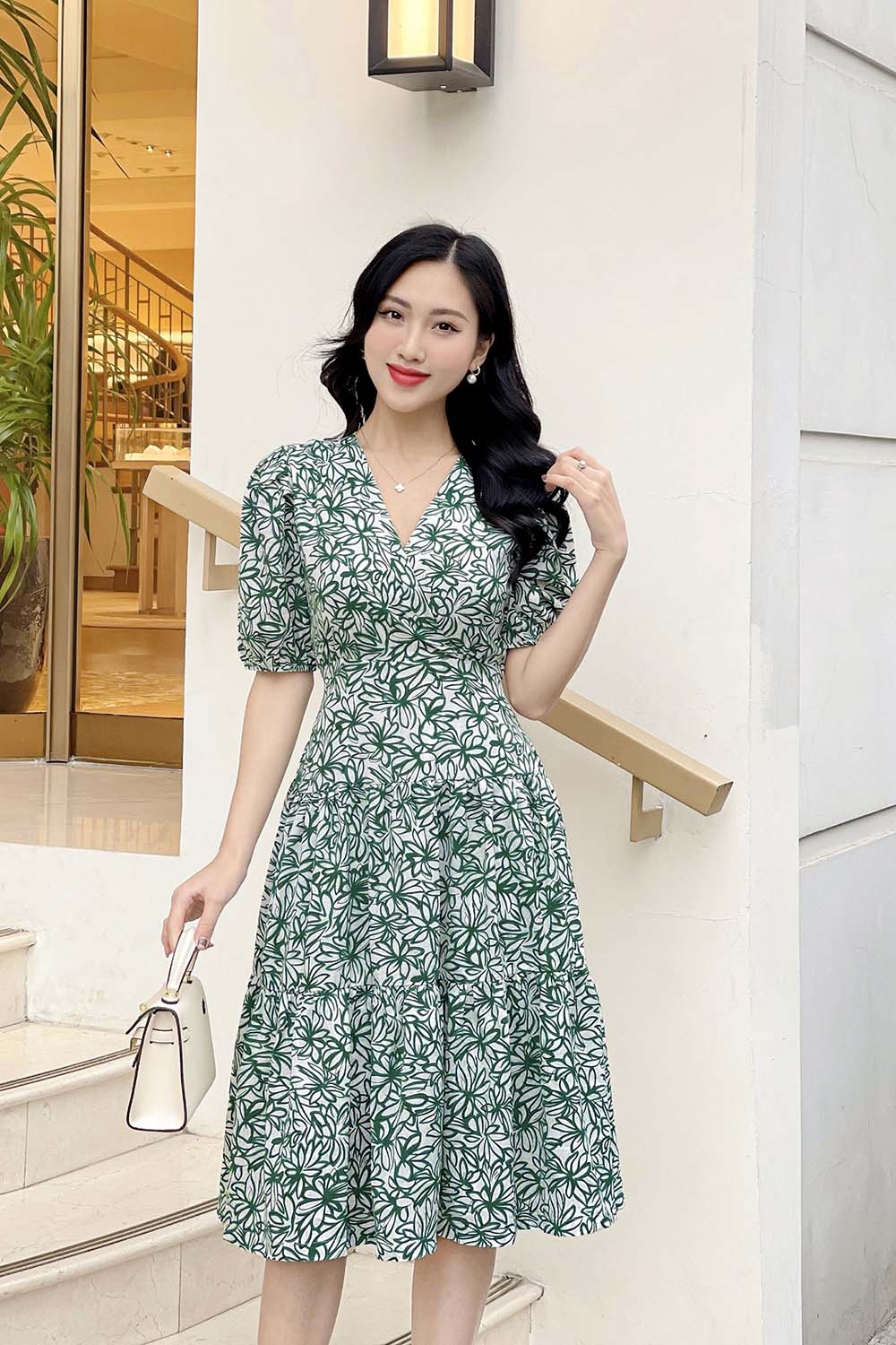 Đầm xòe hạ eo họa tiết hoa cổ V