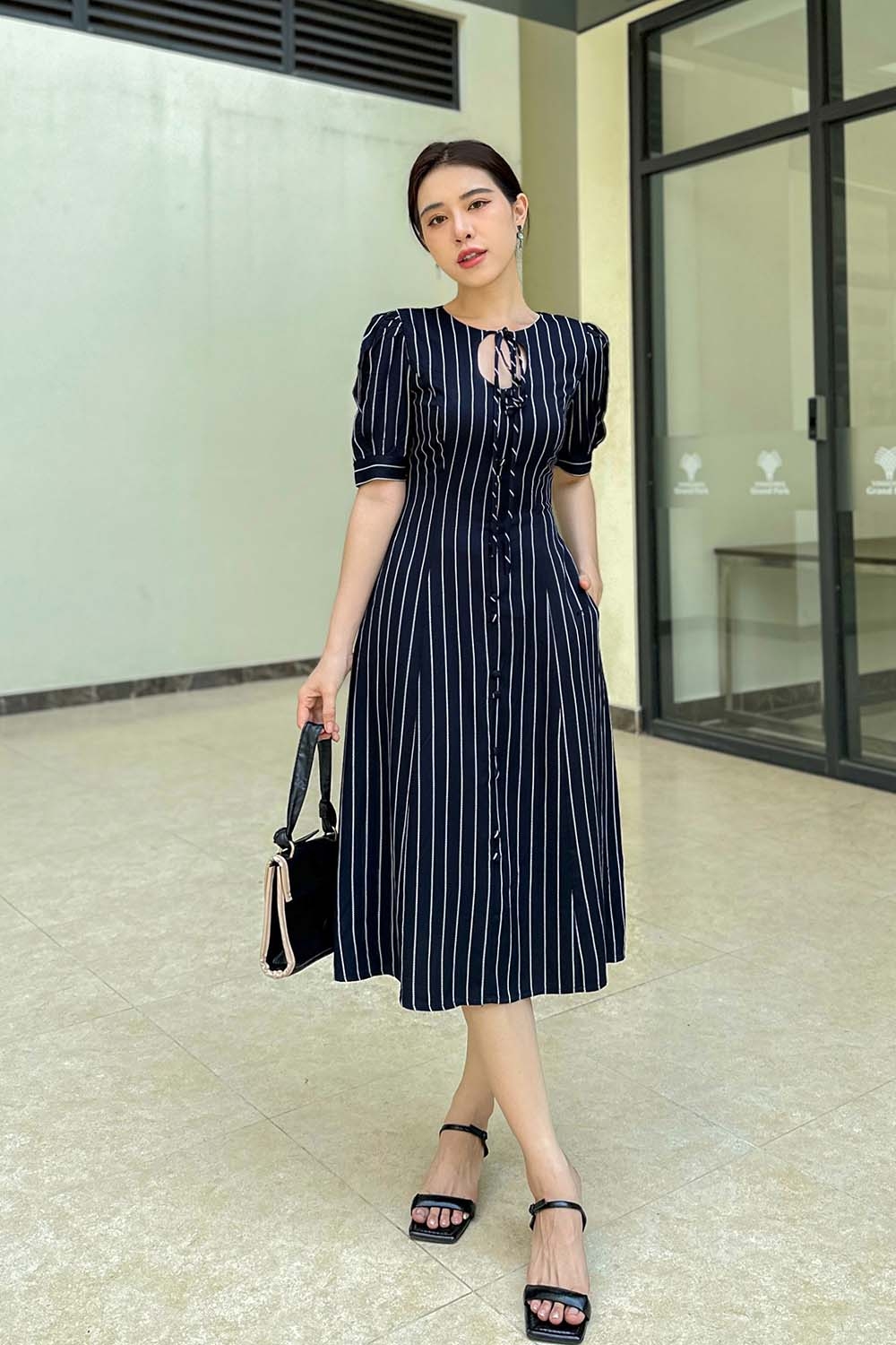 Đầm chữ A kẻ sọc công sở cổ thắt nơ