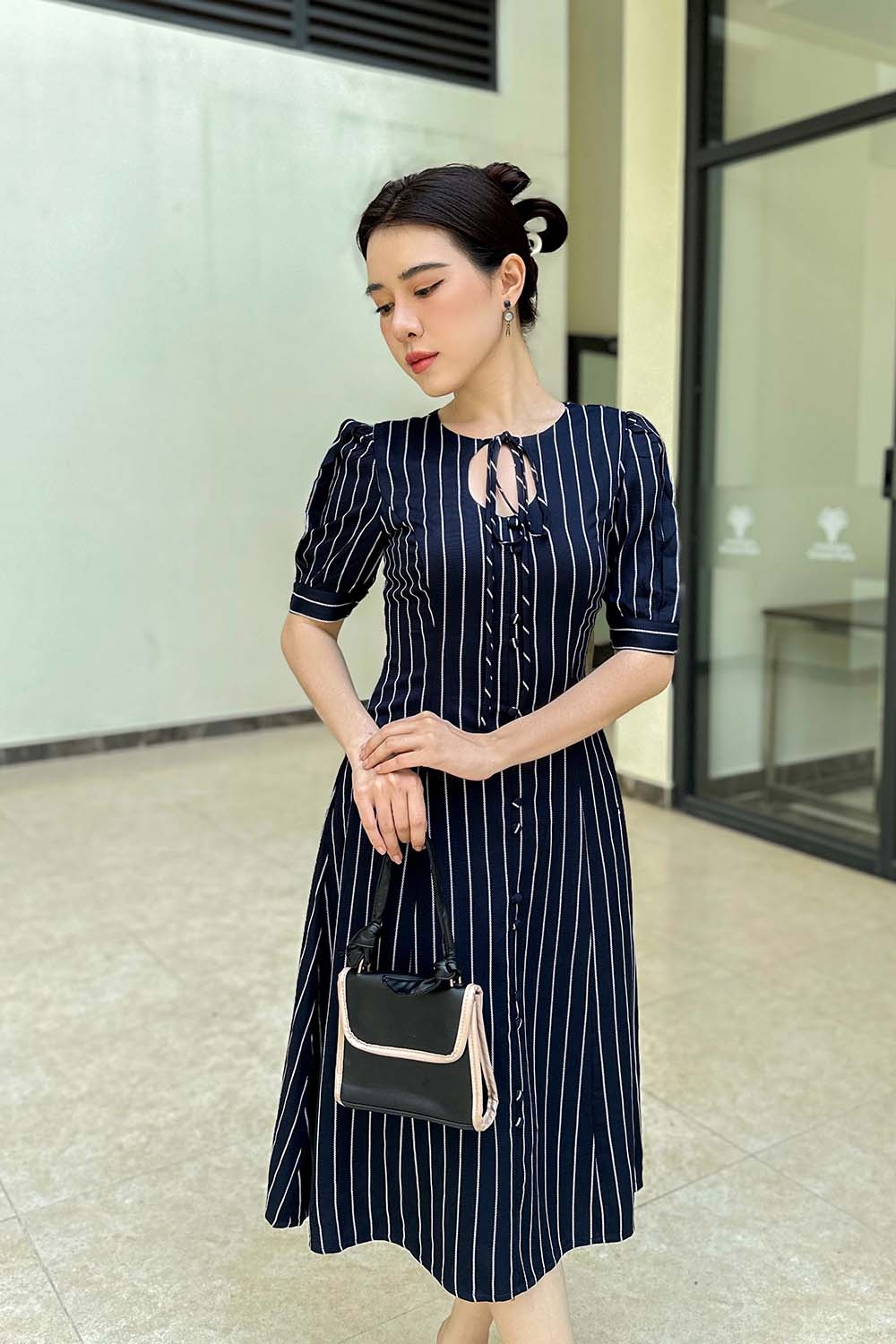 Đầm chữ A kẻ sọc công sở cổ thắt nơ